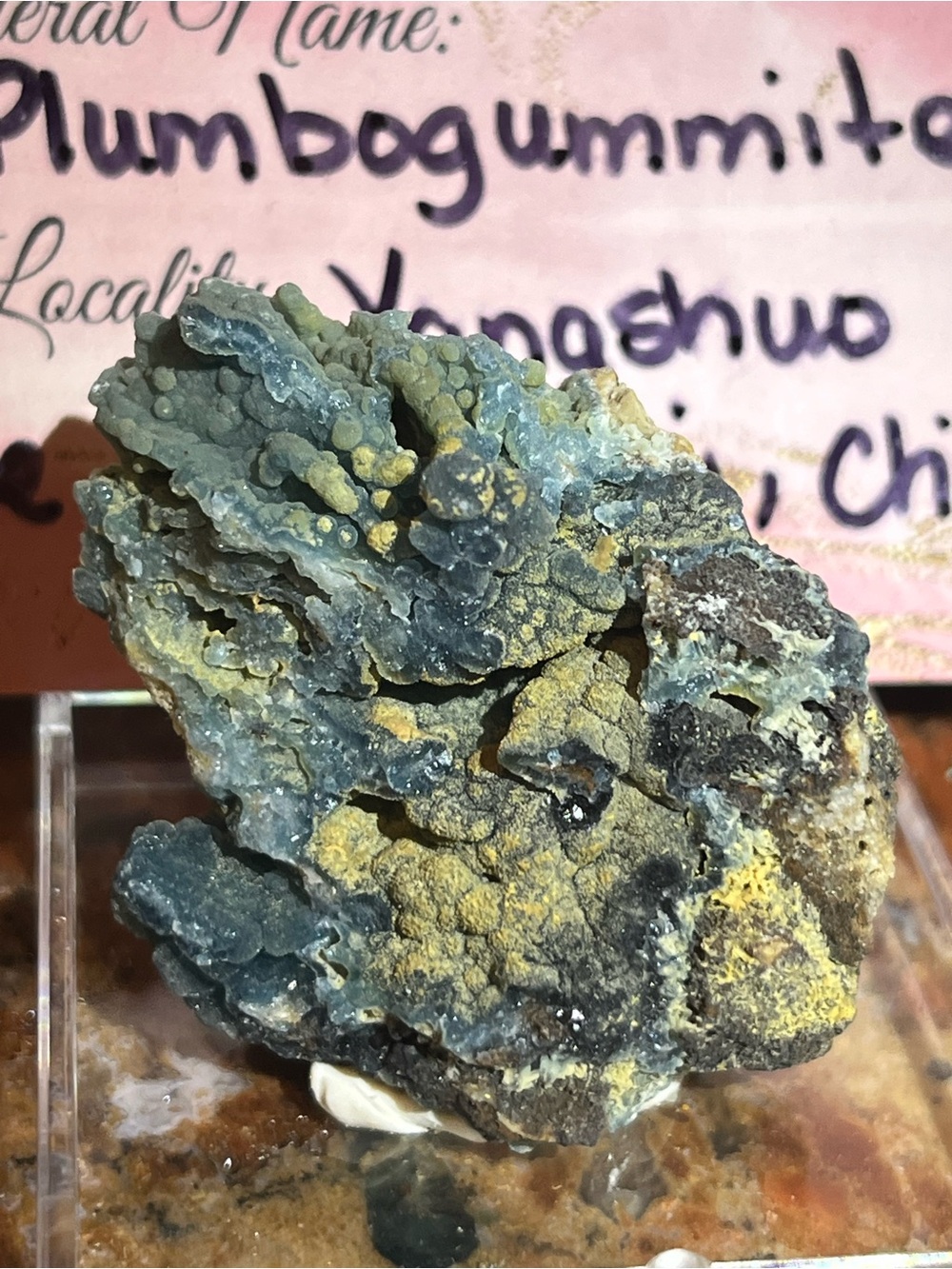 Plumbogummite